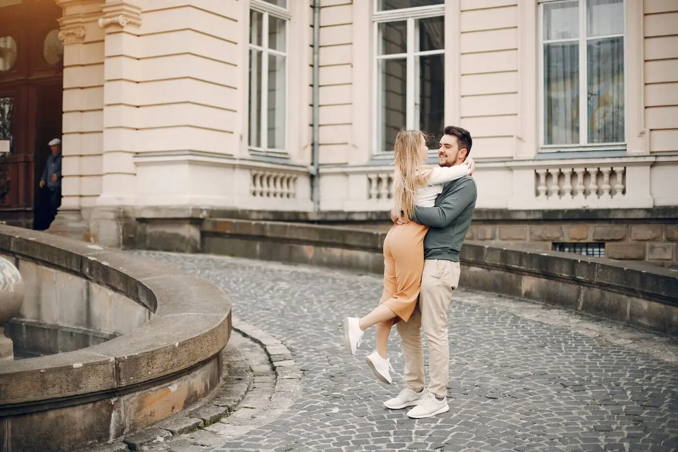 Ein attraktives Paar verbringt Zeit in einer Stadt im Sommer.