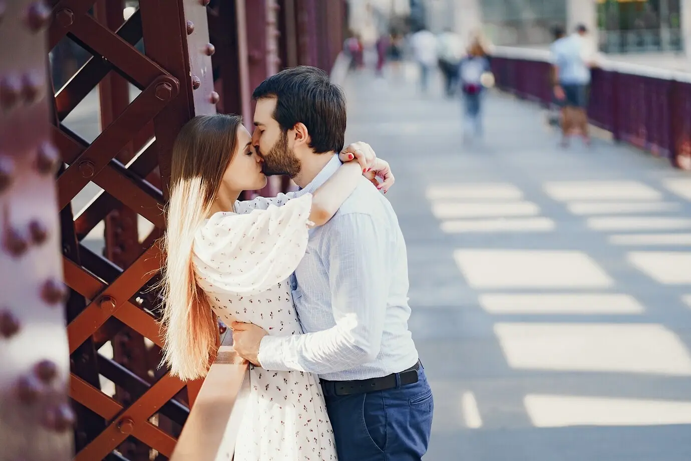 Schöne langhaarige junge Frau im Sommerkleid mit ihrem gutaussehenden Ehemann