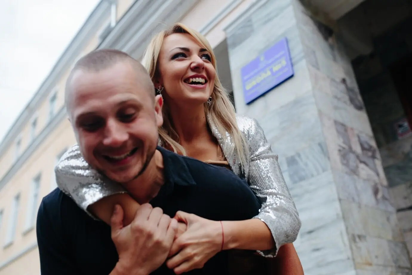 Ein Mann trägt ein lachendes Mädchen huckepack.