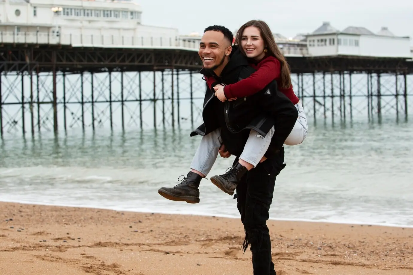 Glückliche Freunde mittleren Alters verbringen gemeinsam Zeit.