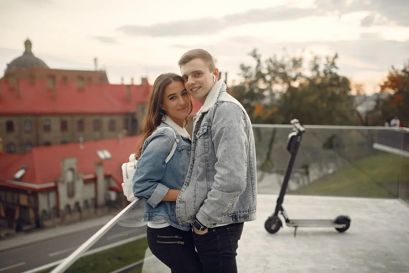 Ein schönes Paar verbringt Zeit auf der Straße.